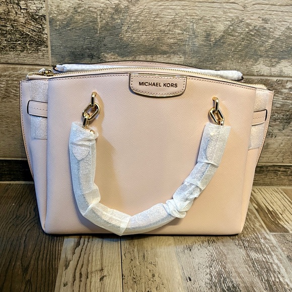 Michael Kors Handbags - 🌟NWT🌟Michael Kors Soft Pink Leather Shoulder Bag with Gold Hardware